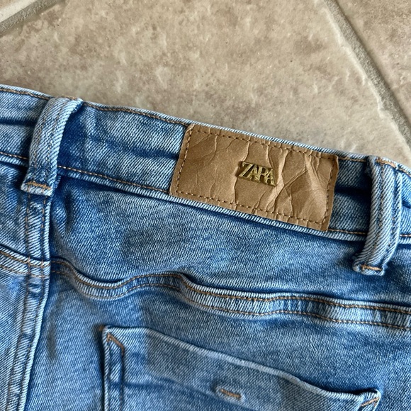ZARA Light-Wash Blue Mom Jeans | Mid-Rise - Picture 3 of 5